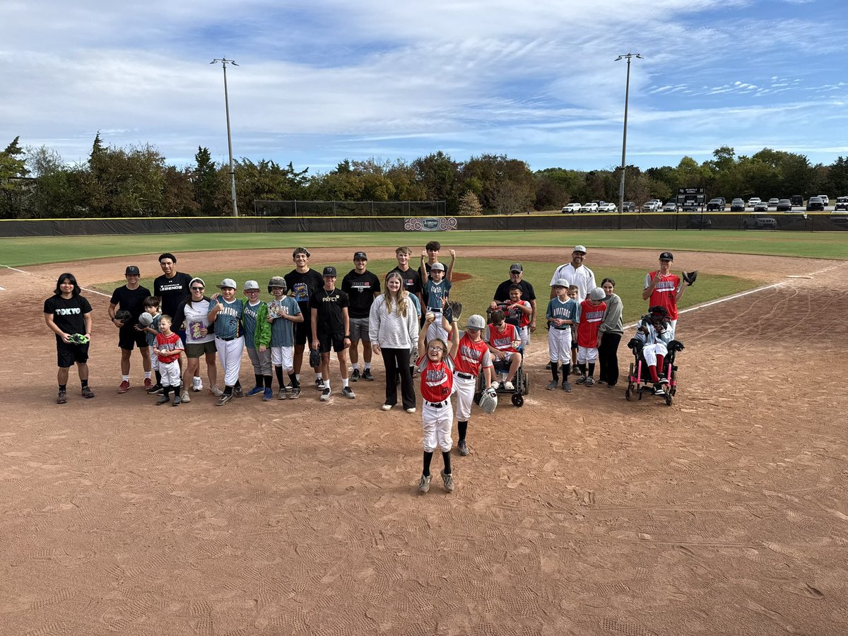 PRO5Nashville's tweet photo. We are so grateful for the chance to support the Nashville Challengers
This is what baseball is all about ⚾️❤️

#PRO5 | #PRO5Nashville | #PRO5Baseball

#nashville #baseball https://t.co/eDCwrEn5O1