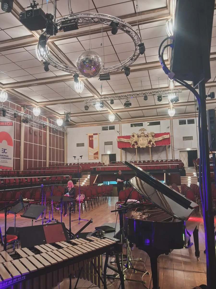 ErikLeuthaeuser's tweet photo. Last Friday was fun! Thx @cologne_jazzweek for having us. The band is called UNIQUE and it's led by the wonderful @volkerhollyschlott ♥️🎤🎶

#jazz #vocaljazz #largeensemble #hollyschlott #europeanjazzconference https://t.co/XInEOMEncU