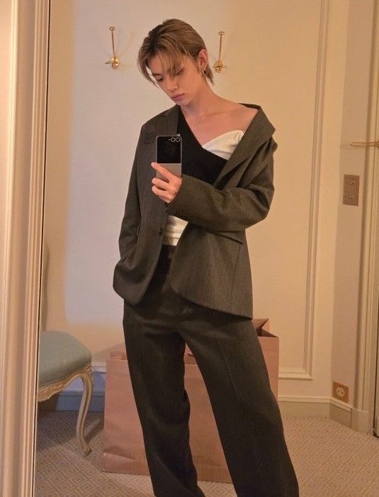 jjuniesito's tweet photo. still not over this look hes just so fucking fab https://t.co/8yha48xjkN
