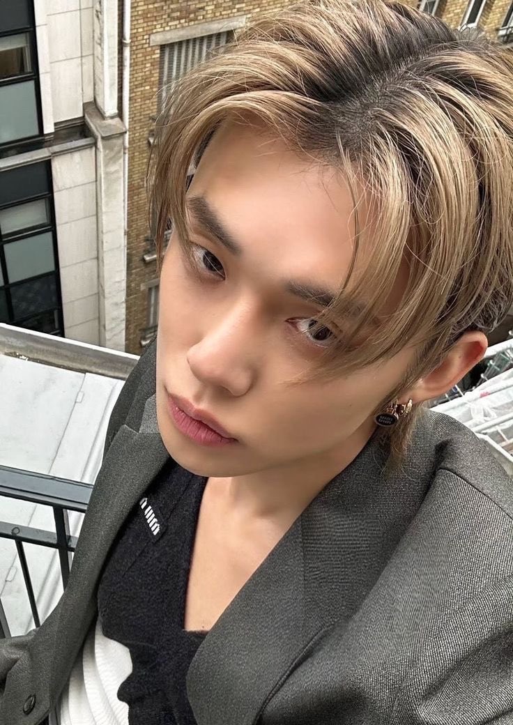jjuniesito's tweet photo. still not over this look hes just so fucking fab https://t.co/8yha48xjkN