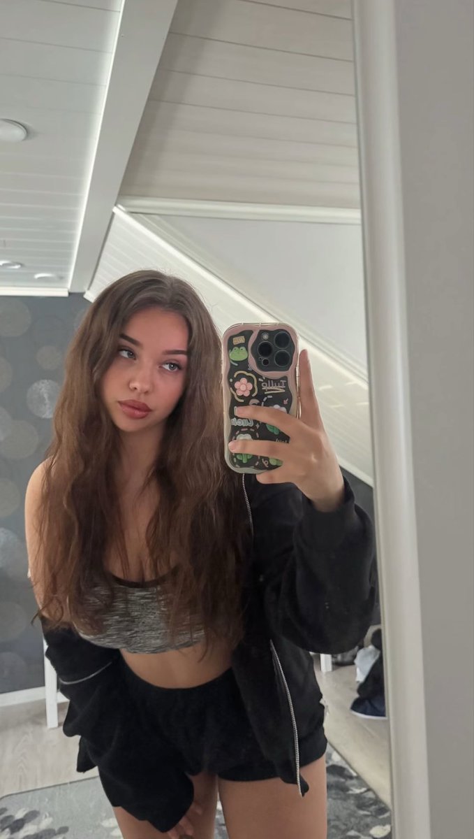 Kimberlym0on's tweet photo. Ugh it’s Monday again lol https://t.co/5NEe354zz2