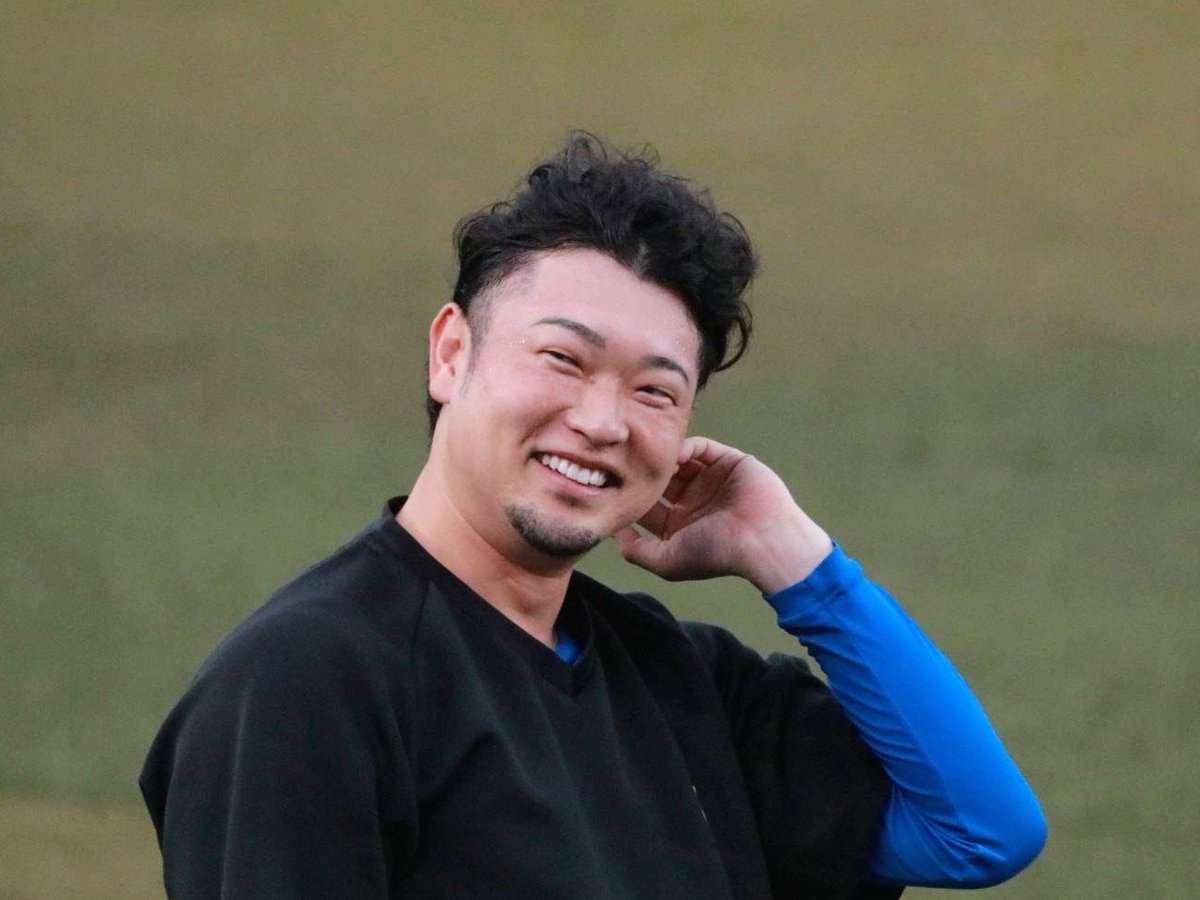 nschiyan's tweet photo. 試合前練習、グラウンド状況により投手も三塁側ベンチ前でアップする選手多数
こんな可愛いことするの、だーれだ❓️と思ったら犯人は池ちゃんでした🥰
#lovefighters
#池田隆英 https://t.co/Zv4k9gHUtV