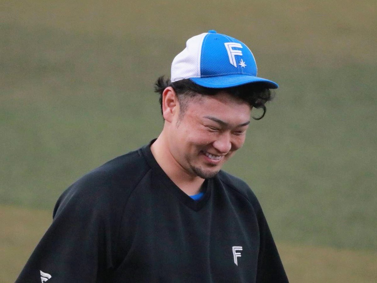 nschiyan's tweet photo. 試合前練習、グラウンド状況により投手も三塁側ベンチ前でアップする選手多数
こんな可愛いことするの、だーれだ❓️と思ったら犯人は池ちゃんでした🥰
#lovefighters
#池田隆英 https://t.co/Zv4k9gHUtV