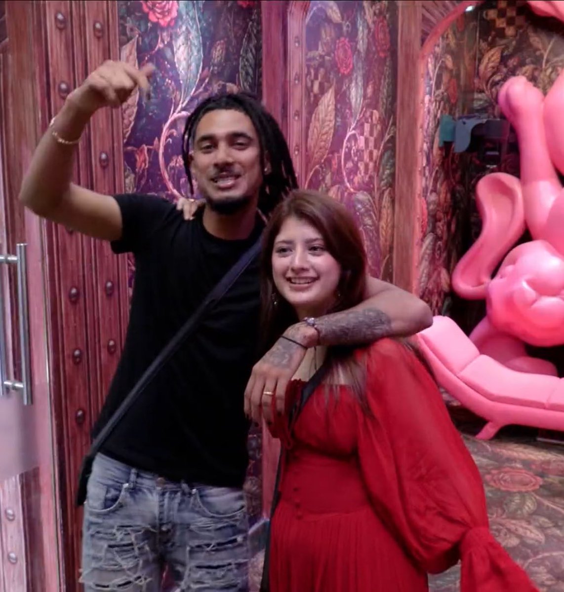 TheBiggBossGirl's tweet photo. Kya hora hai ye sab. 👀

#BB20 | #BiggBoss20 https://t.co/oGW2igJj5O