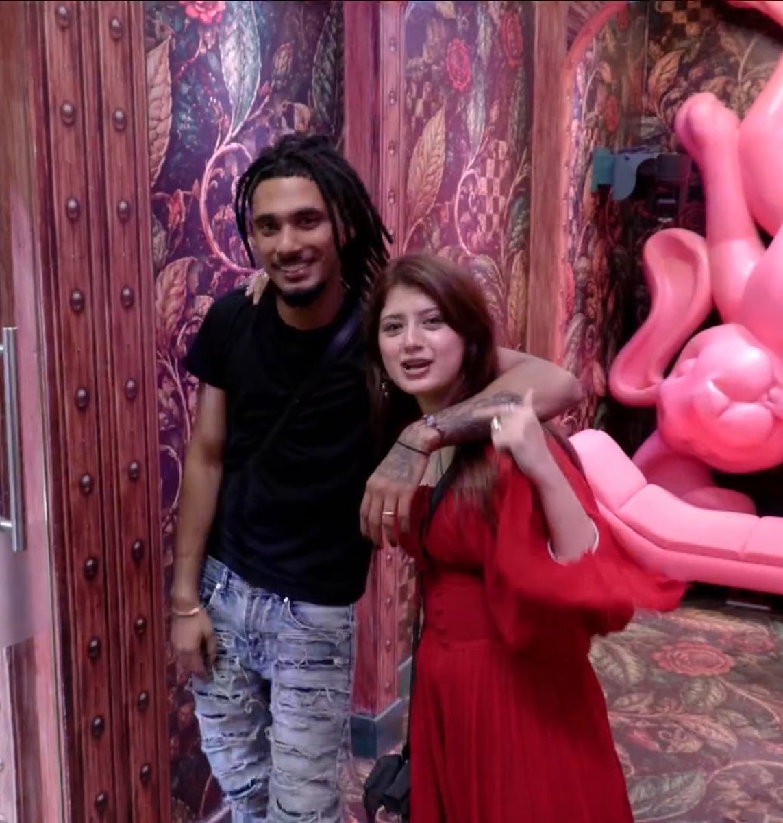 TheBiggBossGirl's tweet photo. Kya hora hai ye sab. 👀

#BB20 | #BiggBoss20 https://t.co/oGW2igJj5O