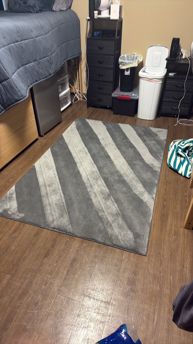 PeterMfucks's tweet photo. Roommate striped out the carpet, this kid is a fucking Nailgun #stud https://t.co/uvZFbp3ddz