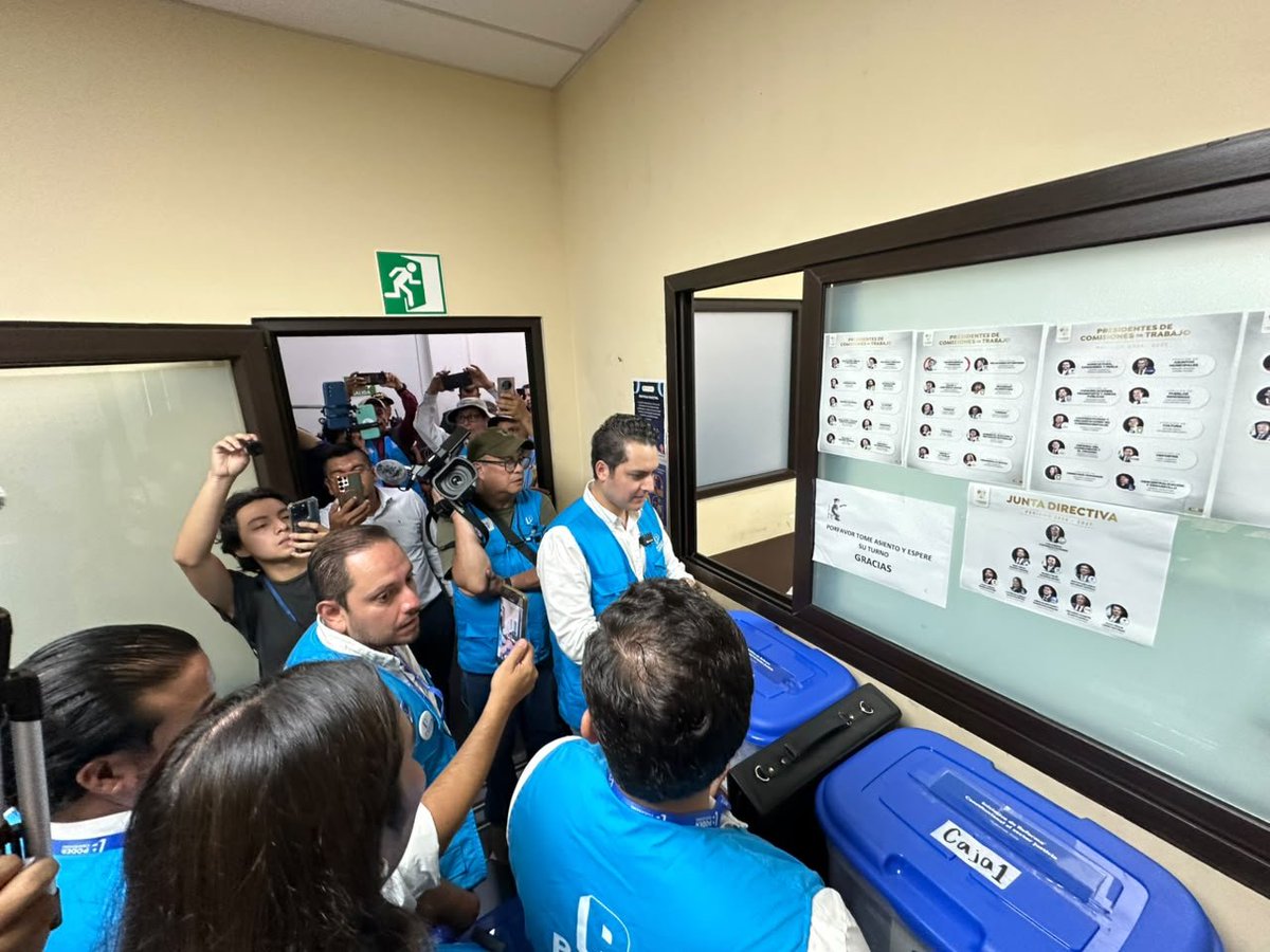 eP_investiga's tweet photo. #AHORA 🚨 | La asociación civil Poder Ciudadano entrega al Congreso de la República un total de 16 mil firmas para impulsar una reforma constitucional al sector justicia.

📸 Poder Ciudadano https://t.co/9a6Rcoopcx