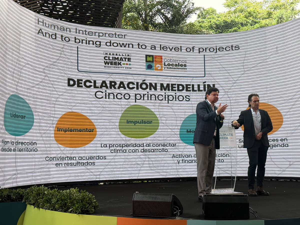AgendaCAF's tweet photo. #CAFpresente en el #ClimateWeekMedellin2026, donde alcaldes, gobiernos y organismos multilaterales comparten soluciones basadas en la naturaleza que son modelo mundial.
Durante la apertura de este evento, a la que asiste una delegación de CAF, liderada por el presidente ejecutivo @sergiodigra, y que arrancó con la Cumbre de Gobiernos Locales y Subnacionales, el alcalde de Medellín, @FicoGutierrez, destacó el gran aporte de @AgendaCAF a los planes de desarrollo ambiental de la ciudad, sede por primera vez del Climate Week en América Latina.
Rodrigo Peñailillo, gerente Regional Norte Andino y de Panamá, y representante de CAF en Colombia, abrió este espacio con una pregunta vital: ¿cómo seguir avanzando con un clima cada vez más extremo?
“La respuesta está en decisiones concretas: dónde construir, qué servicios proteger y a quién proteger primero”, reflexionó.
Peñailillo recordó que “desde CAF ya cumplimos un hito: Superamos dos años antes de la meta (2024) el 40% de financiamiento verde en nuestras operaciones y vamos por el 50% en 2030, con USD 40.000 millones para crecimiento verde y acción climática”.
El representante de CAF en Colombia 🇨🇴 aplaudió la Declaración de Medellín, liderada por @AlcaldiadeMed, @ICLEI, @Asocapitales y @CamacolColombia, un acuerdo en el que “ponemos a su disposición conocimiento, asistencia técnica y financiamiento para acompañarles, de tal manera que sea un acuerdo histórico que se transforme en hechos concretos, que permita que no solo los habitantes de Medellín, sino los habitantes de toda nuestra región puedan tener una condición de vida de mejor calidad y mucho más segura”.
🍃🌳
