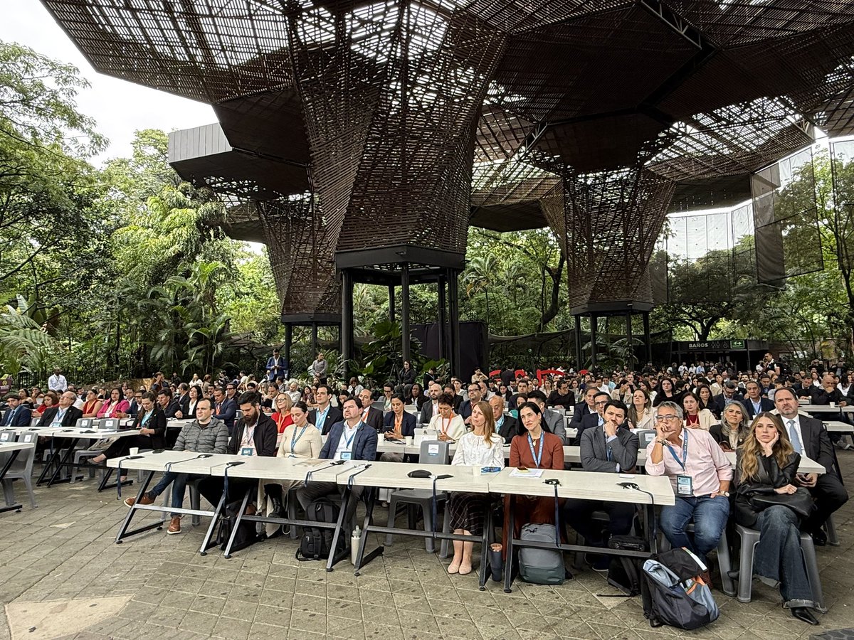 AgendaCAF's tweet photo. #CAFpresente en el #ClimateWeekMedellin2026, donde alcaldes, gobiernos y organismos multilaterales comparten soluciones basadas en la naturaleza que son modelo mundial.
Durante la apertura de este evento, a la que asiste una delegación de CAF, liderada por el presidente ejecutivo @sergiodigra, y que arrancó con la Cumbre de Gobiernos Locales y Subnacionales, el alcalde de Medellín, @FicoGutierrez, destacó el gran aporte de @AgendaCAF a los planes de desarrollo ambiental de la ciudad, sede por primera vez del Climate Week en América Latina.
Rodrigo Peñailillo, gerente Regional Norte Andino y de Panamá, y representante de CAF en Colombia, abrió este espacio con una pregunta vital: ¿cómo seguir avanzando con un clima cada vez más extremo?
“La respuesta está en decisiones concretas: dónde construir, qué servicios proteger y a quién proteger primero”, reflexionó.
Peñailillo recordó que “desde CAF ya cumplimos un hito: Superamos dos años antes de la meta (2024) el 40% de financiamiento verde en nuestras operaciones y vamos por el 50% en 2030, con USD 40.000 millones para crecimiento verde y acción climática”.
El representante de CAF en Colombia 🇨🇴 aplaudió la Declaración de Medellín, liderada por @AlcaldiadeMed, @ICLEI, @Asocapitales y @CamacolColombia, un acuerdo en el que “ponemos a su disposición conocimiento, asistencia técnica y financiamiento para acompañarles, de tal manera que sea un acuerdo histórico que se transforme en hechos concretos, que permita que no solo los habitantes de Medellín, sino los habitantes de toda nuestra región puedan tener una condición de vida de mejor calidad y mucho más segura”.
🍃🌳