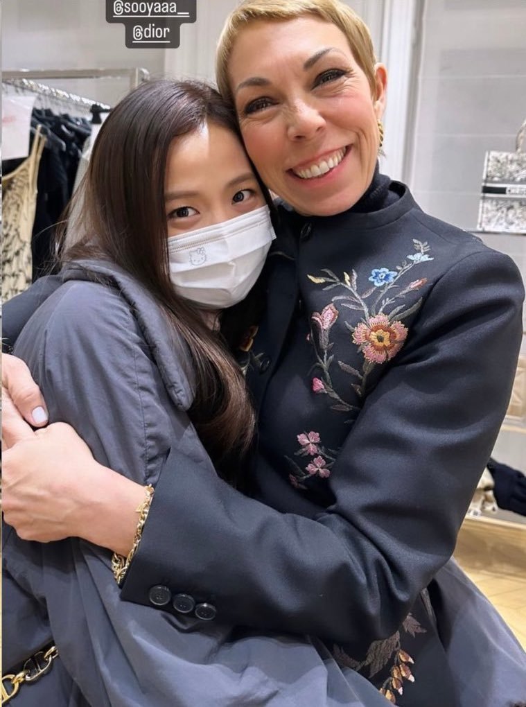 Jichuu351's tweet photo. World Call Her "HUMAN DIOR"
Dior's calls her "our beloved DIOR PRINCESS"
Jonathan Anderson's calls her "Jijji"❤
But more than anything she is Mathilde's "Little girl" this year PFW will be so difficult for Jisoo🥺

DIOR PRINCESS JISOO AT PARIS
#JISOOxDior #DiorSS27 #DiorSummer27 https://t.co/8CZTrUNSN0