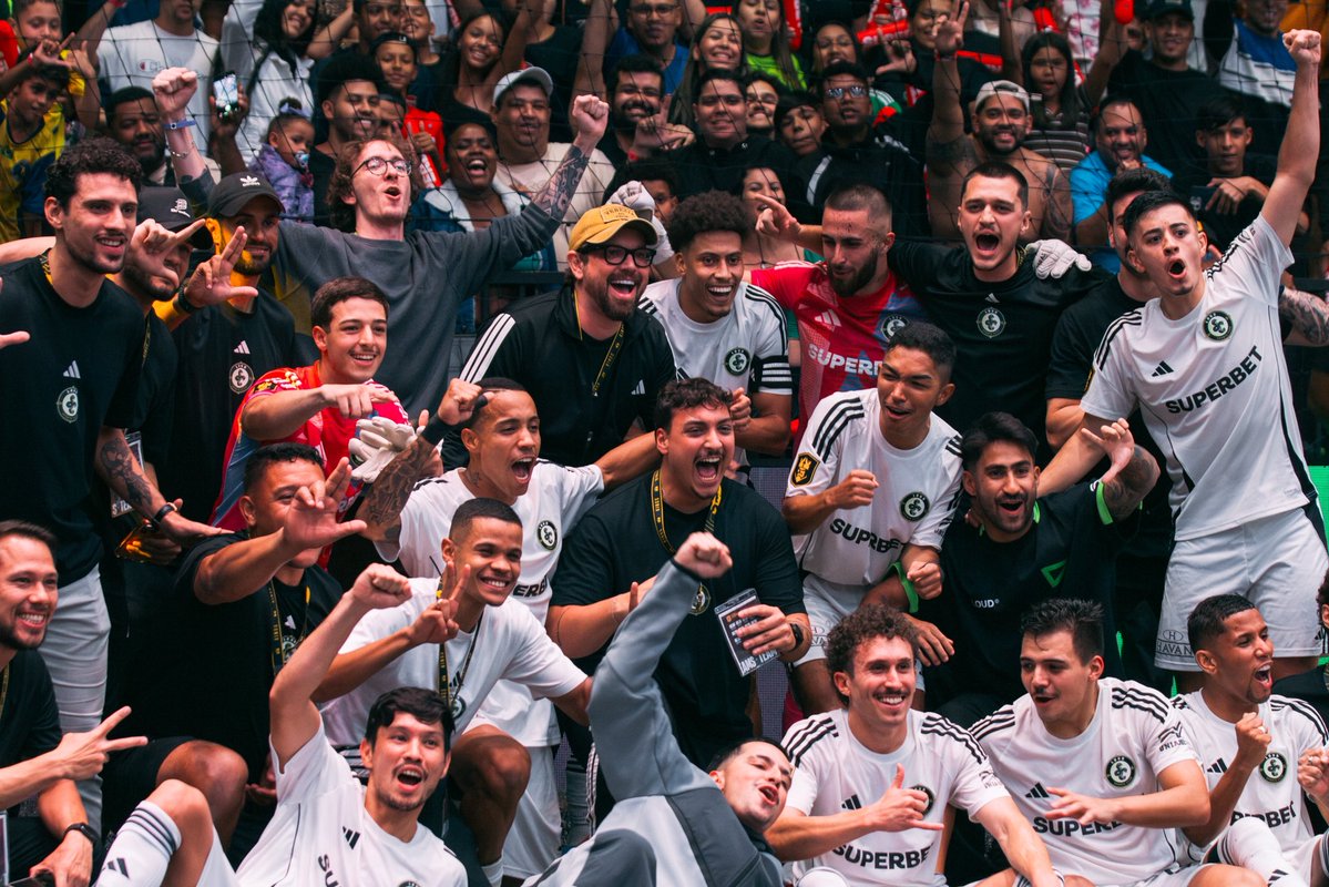 fisiotanike's tweet photo. Só passando pra dizer que, depois de quase 6 anos como fisioterapeuta da LOUD, agora assumo a responsabilidade de coordenar a saúde dos eSports e da Kings League.

Atuarei como Coordenador de Saúde e, por um pedido meu, seguirei também na fisioterapia. Ainda não quero largar o stage e as salas de treino. 

Vumbora por mais! #goLOUD  💚