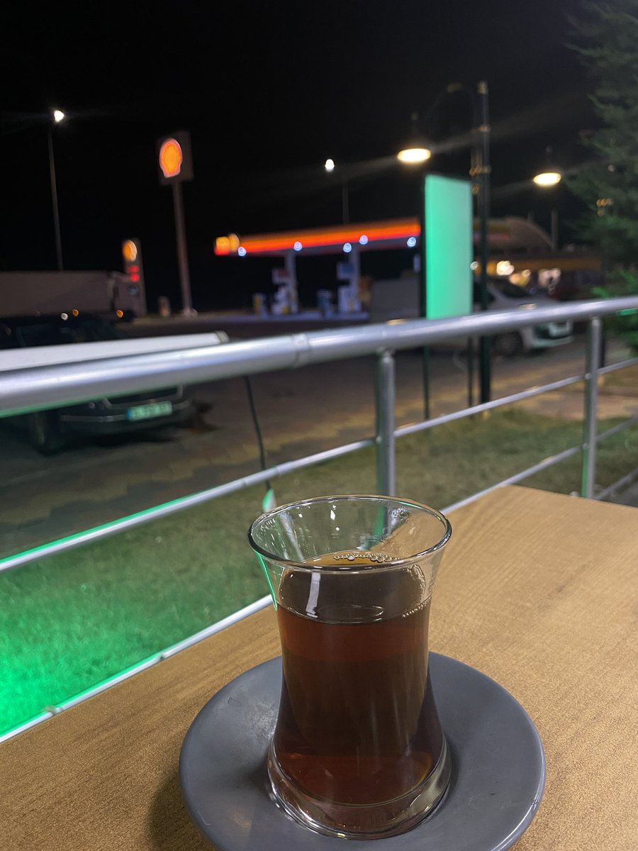 evkkkm's tweet photo. Titreyerek çay içmenin yolculuğa dahil olduğunu iddia ediyorum. https://t.co/8mAX76VO8X