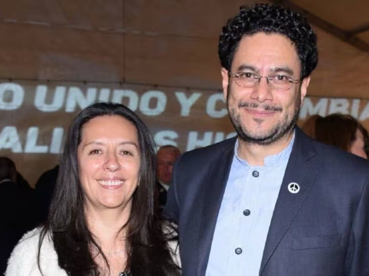 _FrancoMunevarM's tweet photo. 🔴No hay una campaña sistemática de "Desprestigio" contra la JEP.

◇La JEP se Desprestigia sola contratando a la esposa de Iván Cepeda Abiertamente >Directo< de las farc.

◇Se Desprestigió al proteger al Narco Geovany Rojas, alias [Araña] recien extraditado a EE.UU.
@omarbula https://t.co/w6VKcUNc1u