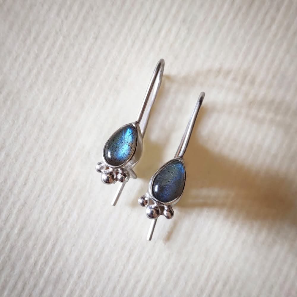 Joyas_CM's tweet photo. Aros de plata con piedra labradorita en forma de gota 5 x 8 mm.
Largo aprox de aro 2,3 cm.
#joyascm #joyasartesanales #joyashechasamano #joyasdeplata #hechoamano #handmade #silverjewelry #jewelry #earrings https://t.co/Dwz0L5K8y6