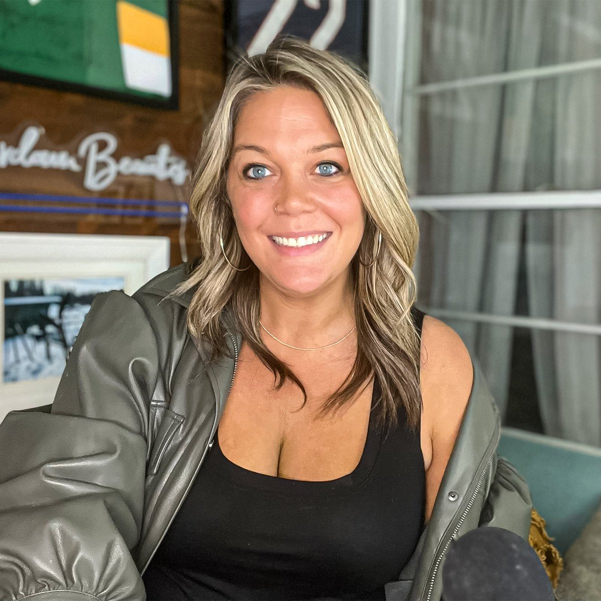 GinoHard_'s tweet photo. The Minnesota Wild and local reporters have announced the creation of the Jessi Pierce Media Beauty Award 💚

The annual award will honor Jessi and her three children, Hudson, Cayden and Avery, while recognizing the Wild player who best exemplifies professionalism, accessibility and respect with local media 👏