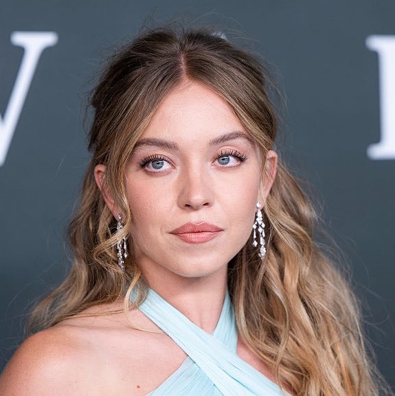 GlobeEyeNews's tweet photo. Sydney Sweeney is reportedly considering converting to Judaism because of her Jewish boyfriend, Scooter Braun.

Speculation began after Sweeney was spotted attending Rosh Hashanah services at a synagogue, but Sweeney has not confirmed the claim, according to DeuxMoi. https://t.co/didh1Ay2QD