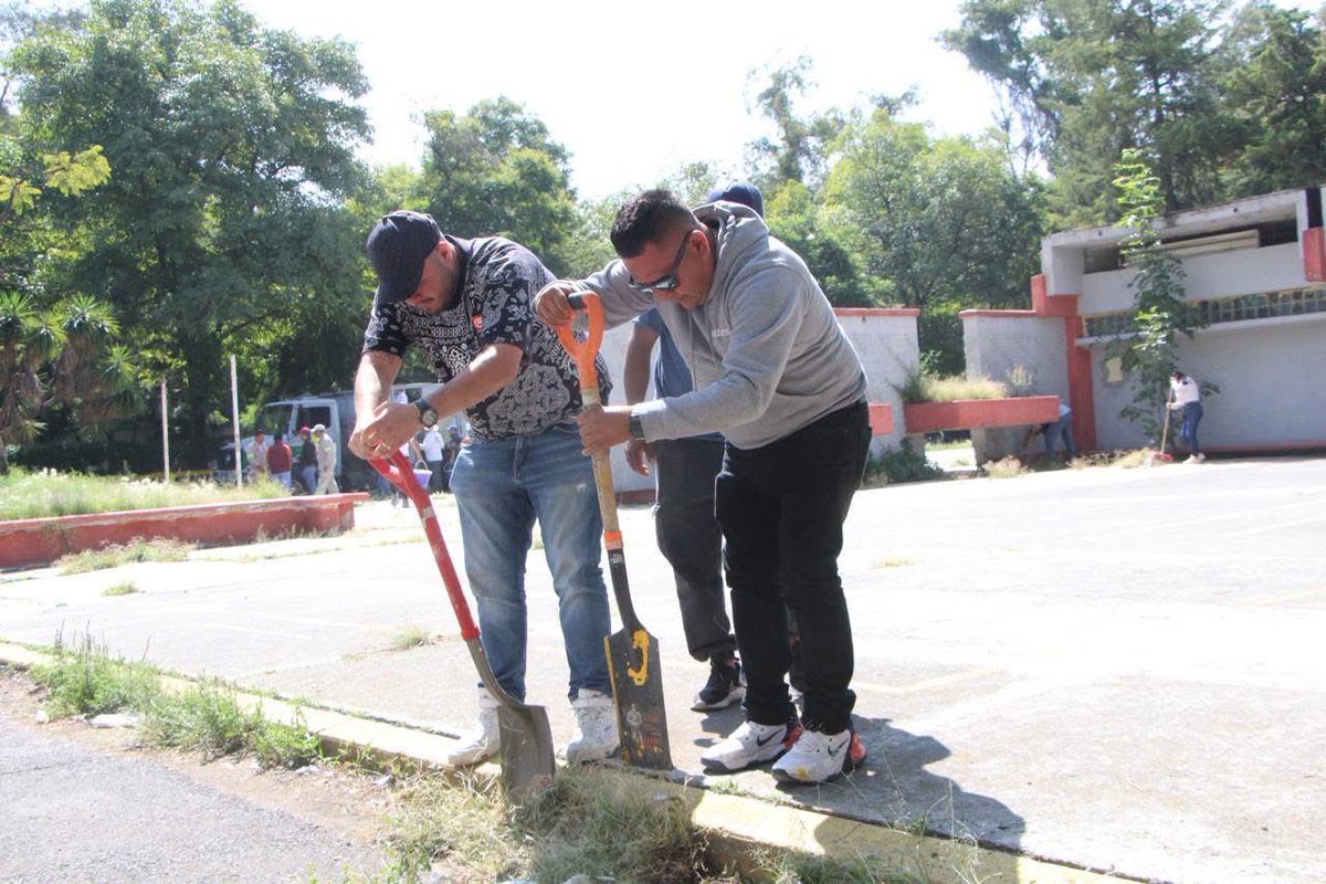 evelyn_parraA's tweet photo. ¡Muy buenos días, mi gente! ☀️❤️

Ya estamos en el Deportivo Oceanía con #TequioEnDeportivoOceanía. 💪🏽🧹🌳

Vecinas, vecinos y nuestro equipo, ¡todos manos a la obra! Porque en #VCarranza somos de territorio, no de escritorio. 👊🏽❤️

#TequioEnTuColonia #LaEnergíaQueTransforma https://t.co/Y4LePgWiQa