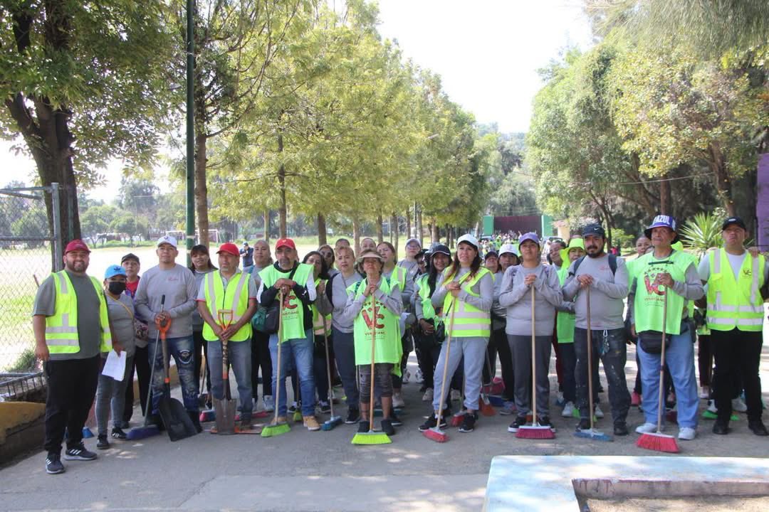 evelyn_parraA's tweet photo. ¡Muy buenos días, mi gente! ☀️❤️

Ya estamos en el Deportivo Oceanía con #TequioEnDeportivoOceanía. 💪🏽🧹🌳

Vecinas, vecinos y nuestro equipo, ¡todos manos a la obra! Porque en #VCarranza somos de territorio, no de escritorio. 👊🏽❤️

#TequioEnTuColonia #LaEnergíaQueTransforma https://t.co/Y4LePgWiQa