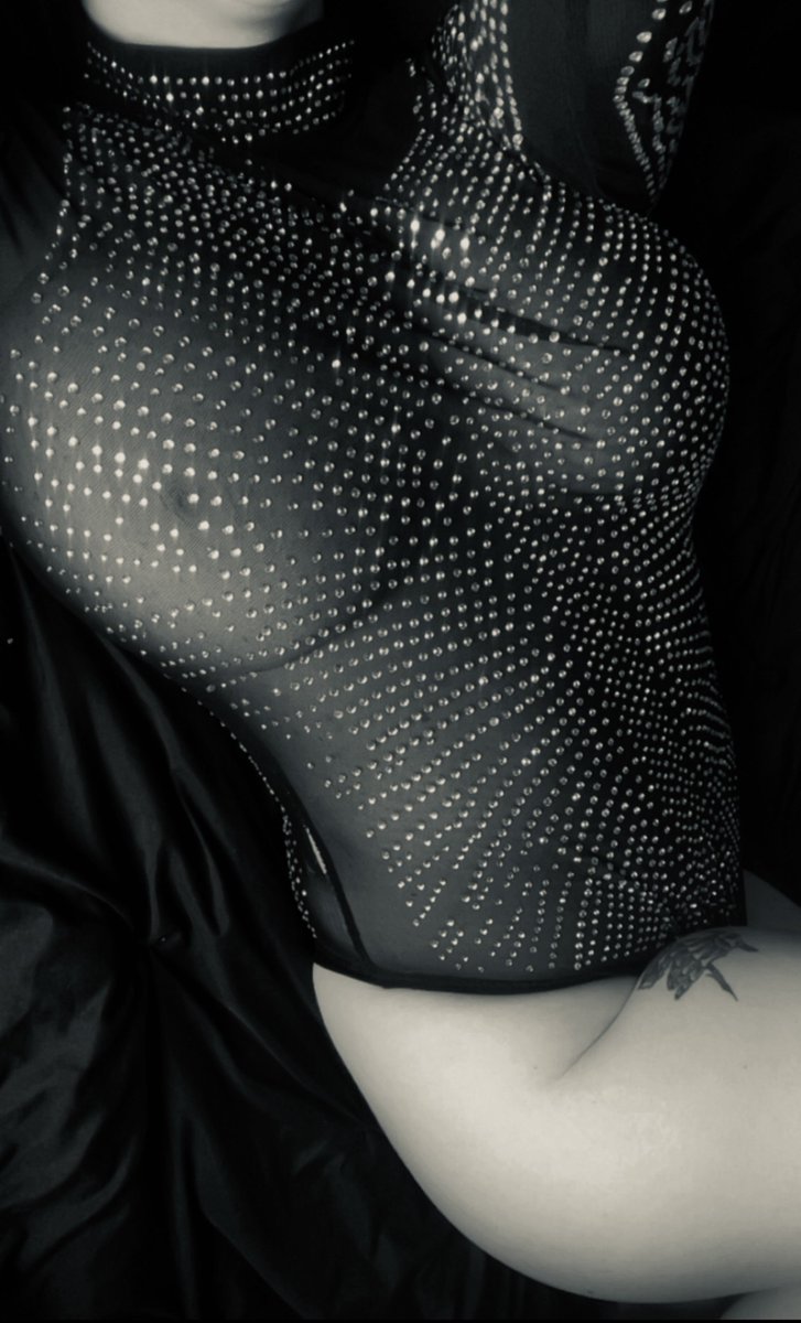 Cherrymourningx's tweet photo. Cherry-red lips. Midnight thoughts. Bad intentions. 🍒🖤
Welcome to Cherry Mourning.🪦
Stay sweet, stay curious. https://t.co/NM30NFsvKc