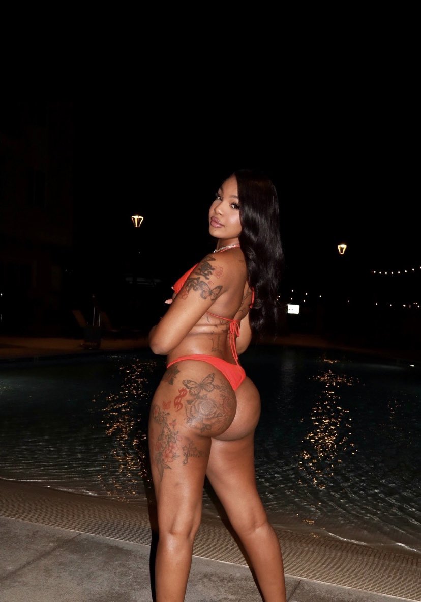 Issabella361611's tweet photo. Late night swimming 🏊‍♀️ ❤️
Ik you wish you were here😌❤️💐 https://t.co/L2U84Rm7t6
