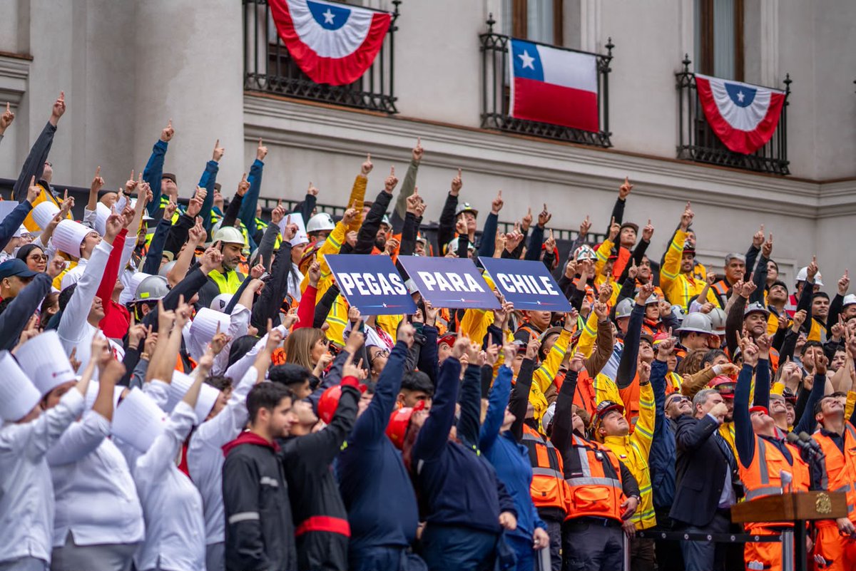 PresidenteKast's tweet photo. Detrás de cada persona que busca trabajo y no lo encuentra hay una familia, un proyecto y un futuro que no puede seguir esperando. El trabajo no es solo un sueldo: es dignidad, esfuerzo y la posibilidad de salir adelante.

Por eso presentamos Chile Despega: un plan que movilizará más de $1,3 billones en inversión y obras para generar más de 100 mil puestos de trabajo, apoyar la contratación y llevar nuevas oportunidades a las 16 regiones del país.

Chile tiene todo para volver a crecer, invertir y dar trabajo. Es momento de poner nuevamente a nuestro país en marcha 🇨🇱