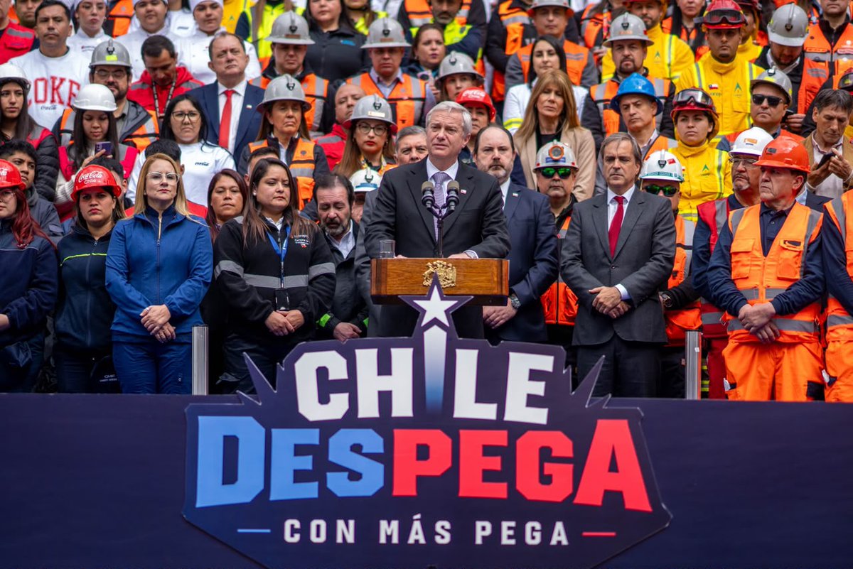 PresidenteKast's tweet photo. Detrás de cada persona que busca trabajo y no lo encuentra hay una familia, un proyecto y un futuro que no puede seguir esperando. El trabajo no es solo un sueldo: es dignidad, esfuerzo y la posibilidad de salir adelante.

Por eso presentamos Chile Despega: un plan que movilizará más de $1,3 billones en inversión y obras para generar más de 100 mil puestos de trabajo, apoyar la contratación y llevar nuevas oportunidades a las 16 regiones del país.

Chile tiene todo para volver a crecer, invertir y dar trabajo. Es momento de poner nuevamente a nuestro país en marcha 🇨🇱