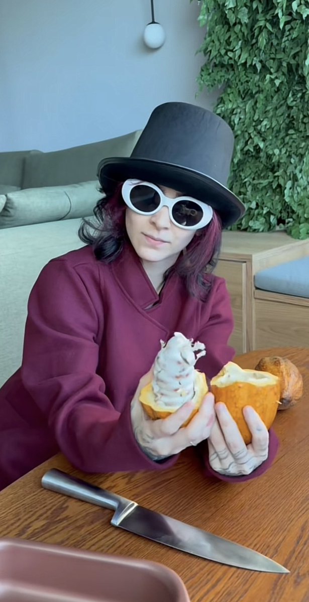 kakawzx7's tweet photo. willy wonka, willy wonka, chocolate ruim demais @MoonKase https://t.co/rTda6wAbb8