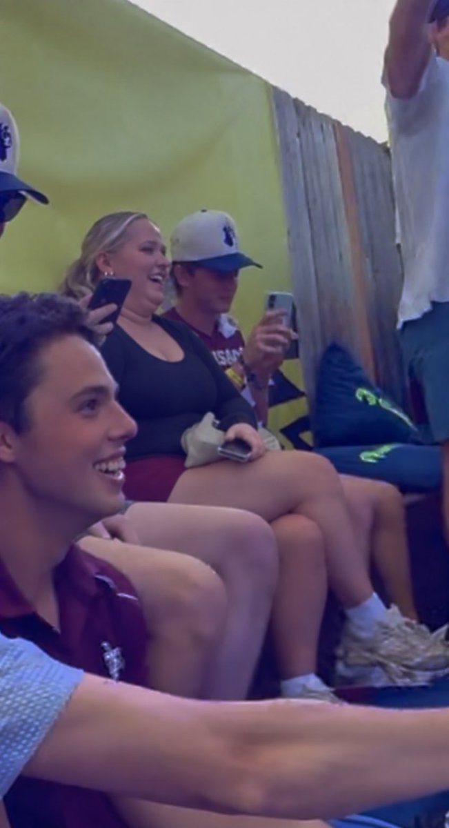 RyanHarbisonI5's tweet photo. 1.5 hoes 0 bottles 1 nigga, bro she is leaking over to the other section 😂😂 https://t.co/Vsaeqyd07R