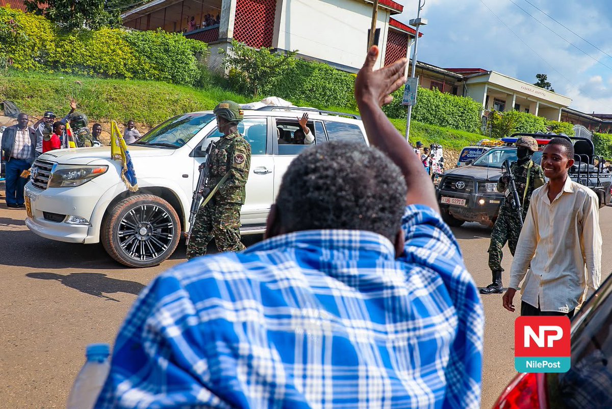 nilepostnews's tweet photo. Moments as the incoming Omukama of Tooro, Edward Rukidi Nyabongo I, makes his way through Fort Portal City to Rwengoma Palace ahead of tomorrow’s coronation.

📸: @francis_isano 

#NilePostNews #TooroCoronation https://t.co/BlTXys6RND