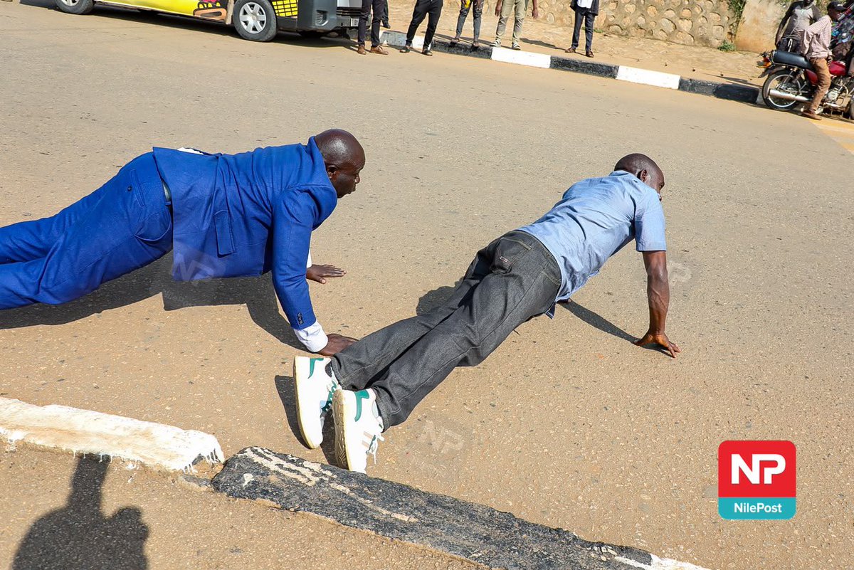 nilepostnews's tweet photo. Moments as the incoming Omukama of Tooro, Edward Rukidi Nyabongo I, makes his way through Fort Portal City to Rwengoma Palace ahead of tomorrow’s coronation.

📸: @francis_isano 

#NilePostNews #TooroCoronation https://t.co/BlTXys6RND