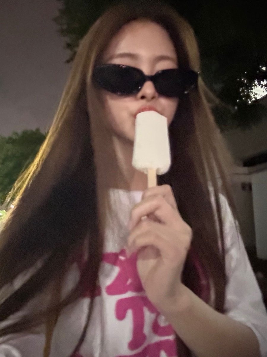 Lovielests's tweet photo. Romanticizing going out alone at night just to get an ice cream because apparently midnight craving sucks. https://t.co/R1N2OoPmkN