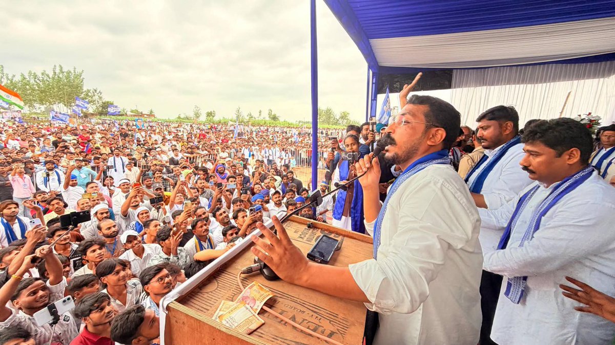 ChandanAzadAsp's tweet photo. कुछ लोग का कहना है कि कोई जनाधार नहीं आँख खोलकर देख लो!

थानाभवन में उमड़ा जनसैलाब! 

आज जिला शामली की विधानसभा थानाभवन में आयोजित विशाल जनसभा में नगीना सांसद ने जनता से संवाद किया।

जय भीम! जय भारत! जय मंडल!

#ASP_K_Mission2027 #ChandrashekharAzad #ASP https://t.co/f9K3PUpOgq