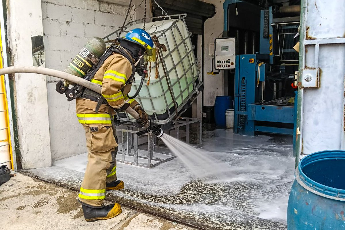 BomberosSV's tweet photo. 🚨 Atendimos emergencia por materiales peligrosos tras registrarse un derrame de peróxido de hidrógeno al 55% en:​📍Col. Modelo, carretera a Planes de Renderos, San Salvador.

🧑‍🚒👉 ​Se utilizó el agente encapsulador F-500 para neutralizar el químico y controlar el riesgo en la zona.

✔️ ​Se reportan tres personas afectadas, quienes ya reciben atención médica en un centro asistencial. ​📞9️⃣1️⃣3️⃣ 🚒💨