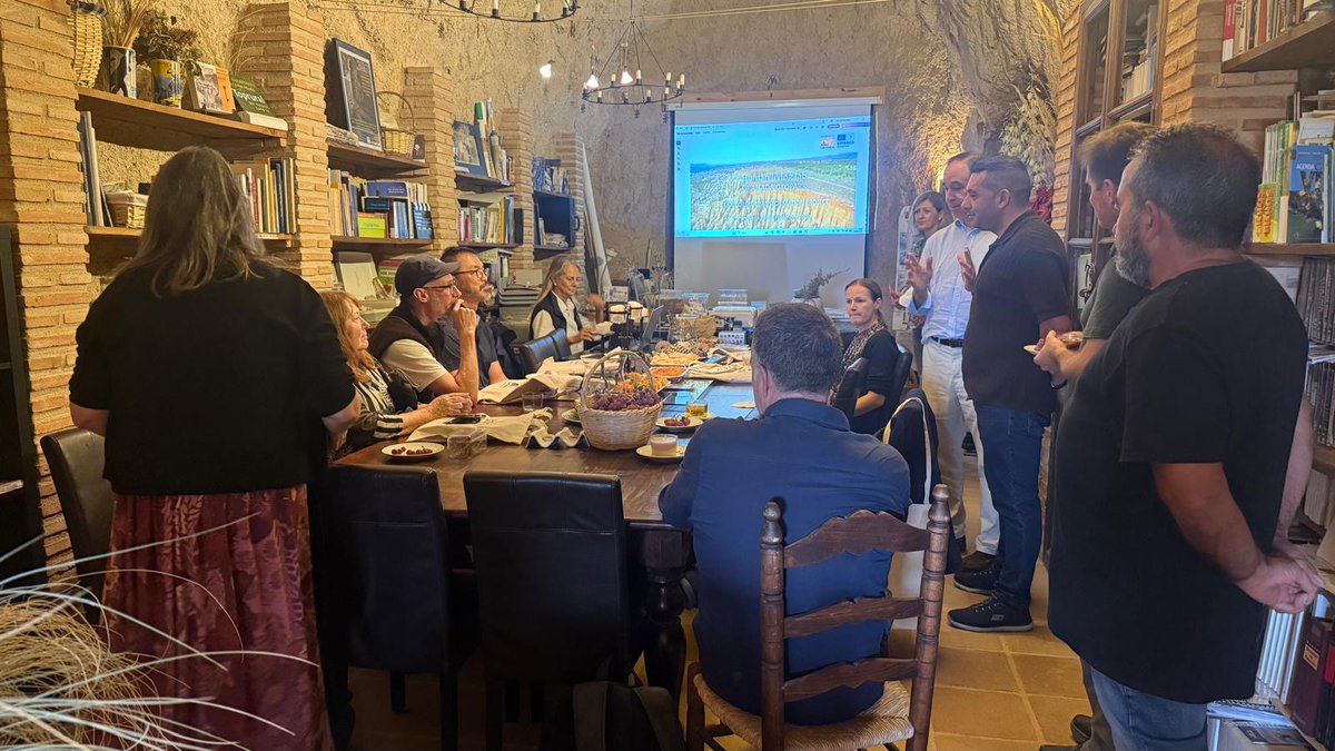 GranadaGeopark's tweet photo. Recibimos a representantes de Australia y Nueva Zelanda de la red internacional #HumanSmartLivingLab, vinculada al programa europeo #IURC.

Almagruz y Fonelas han servido para compartir nuestra experiencia en gobernanza, participación y Carta del Paisaje. #GeoparquedeGranada https://t.co/h82J3nGLJ1