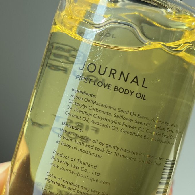 Sawarinni's tweet photo. body oil ที่เราจะซื้อซ้ำตลอดไป Journal กลิ่น FIRST LOVE เป็น body oil ผิวฉ่ำ &amp; ตัวหอมมากกกกก หอมแบบคนทักตลอดว่าใช้น้ำหอมอะไร เราใช้ตลอดผิวมันฉ่ำจริง ผิวเนียนนุ่มขึ้นเยอะมากๆ เราใช้หลังอาบน้ำ ผิวหมาดๆก็ชะโลมเลย หอมติดตัว ใครชอบออยล์ที่ได้ความหอมด้วยแนะนำตัวนี้จริงๆ มันเริ่ดมากก https://t.co/W6bNizVZnD