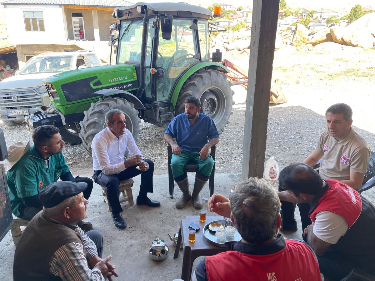 Ncttngnc's tweet photo. Şap Hastalığına Karşı Aşılama Çalışmalarımızın Startını Verdik!!🐄 💉

İl Müdürlüğümüz koordinasyonunda, ilimiz genelinde şap hastalığına karşı aşılama çalışmalarımızı başlattık.

Hayvan sağlığını korumak, yetiştiricilerimizin emeğini güvence altına almak ve hayvancılığımızın sürdürülebilirliğini sağlamak için ekiplerimiz sahada.

Bu mücadelede en büyük gücümüz yetiştiricilerimizin desteği ve iş birliğidir.

Birlikte hareket ediyor, hayvancılığımızı birlikte koruyoruz.

@ibrahimyumakli @TCTarim 
@TR_HAYGEM @Valiavnicakir