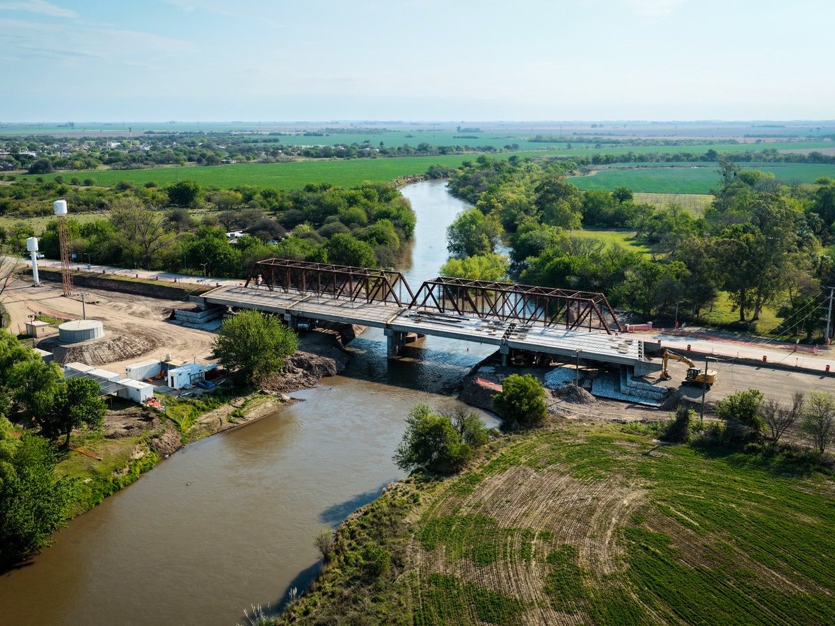 MartinLlaryora's tweet photo. UN NUEVO PUENTE PARA MEJORAR EL ACCESO A BALLESTEROS SUD

Sabemos que para cada localidad de nuestra provincia es importante contar con un buen acceso, que favorezca el traslado de los vecinos pero también mejore las condiciones para el transporte de carga, tan importantes para la economía local.

Por eso, estamos avanzando en la construcción del nuevo puente en la Ruta Provincial A179 en el acceso a #BallesterosSud sobre el Río Ctalamochita. Una estructura de 102 metros que ya lleva un 55 % de avance.

Esta #infraestructura es clave: va a fortalecer la integración territorial de todo el departamento #Unión. Estamos reemplazando el puente antiguo por uno más moderno, con un paso de mayor capacidad y estabilidad, que va a mejorar sin dudas la vida cotidiana de quienes lo utilizan frecuentemente.

En #Córdoba hacemos #obras que mejoran la calidad de vida, y contribuyen al progreso y al desarrollo de cada pueblo y ciudad.

#HacerParaCrecer