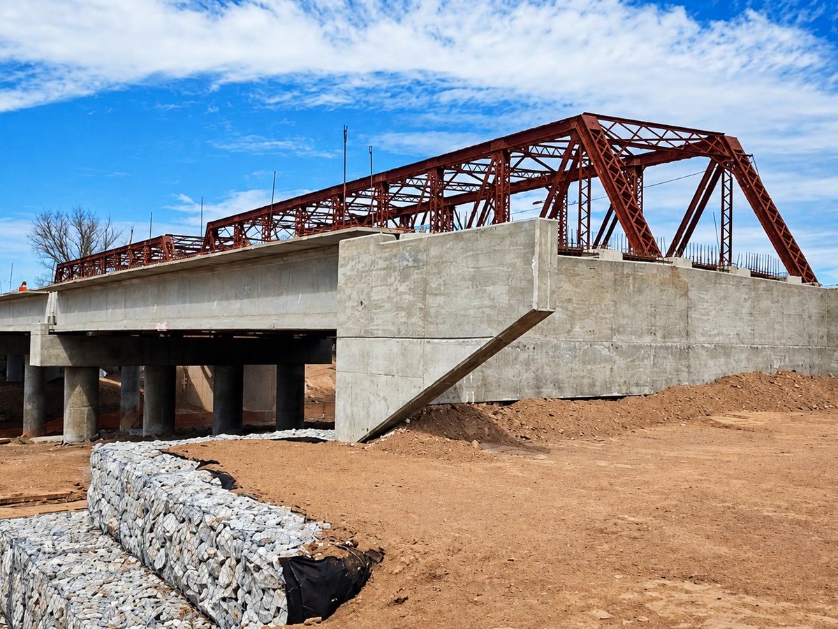 MartinLlaryora's tweet photo. UN NUEVO PUENTE PARA MEJORAR EL ACCESO A BALLESTEROS SUD

Sabemos que para cada localidad de nuestra provincia es importante contar con un buen acceso, que favorezca el traslado de los vecinos pero también mejore las condiciones para el transporte de carga, tan importantes para la economía local.

Por eso, estamos avanzando en la construcción del nuevo puente en la Ruta Provincial A179 en el acceso a #BallesterosSud sobre el Río Ctalamochita. Una estructura de 102 metros que ya lleva un 55 % de avance.

Esta #infraestructura es clave: va a fortalecer la integración territorial de todo el departamento #Unión. Estamos reemplazando el puente antiguo por uno más moderno, con un paso de mayor capacidad y estabilidad, que va a mejorar sin dudas la vida cotidiana de quienes lo utilizan frecuentemente.

En #Córdoba hacemos #obras que mejoran la calidad de vida, y contribuyen al progreso y al desarrollo de cada pueblo y ciudad.

#HacerParaCrecer