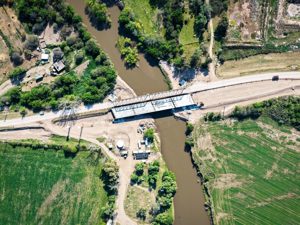 MartinLlaryora's tweet photo. UN NUEVO PUENTE PARA MEJORAR EL ACCESO A BALLESTEROS SUD

Sabemos que para cada localidad de nuestra provincia es importante contar con un buen acceso, que favorezca el traslado de los vecinos pero también mejore las condiciones para el transporte de carga, tan importantes para la economía local.

Por eso, estamos avanzando en la construcción del nuevo puente en la Ruta Provincial A179 en el acceso a #BallesterosSud sobre el Río Ctalamochita. Una estructura de 102 metros que ya lleva un 55 % de avance.

Esta #infraestructura es clave: va a fortalecer la integración territorial de todo el departamento #Unión. Estamos reemplazando el puente antiguo por uno más moderno, con un paso de mayor capacidad y estabilidad, que va a mejorar sin dudas la vida cotidiana de quienes lo utilizan frecuentemente.

En #Córdoba hacemos #obras que mejoran la calidad de vida, y contribuyen al progreso y al desarrollo de cada pueblo y ciudad.

#HacerParaCrecer