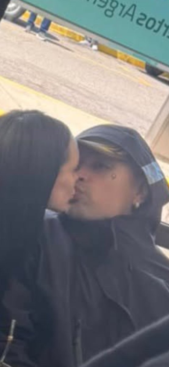 La_Santia_'s tweet photo. Si tu novio te besa con los ojos abiertos y la mirada para cualquier lado, en mis libros significa que estas soltera. https://t.co/nRQIDf91bt