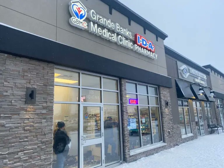 rsaAlberta's tweet photo. Cette semaine, le RSA met en valeur la Dre Aida Saade, médecin de famille.
Grande Banks Medical Clinic
#105, 10302 67 Avenue
Grande Prairie, AB
587-771-1515
#medecin #famille #professionnel #santé #GrandePrairie #frAB https://t.co/euv1m7tRVa
