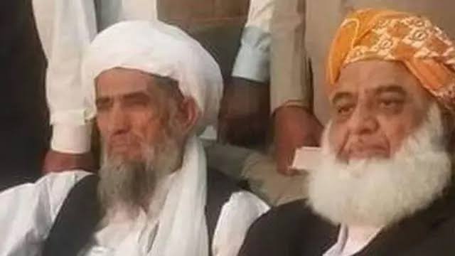 UmarFarooq920's tweet photo. آج سوشل میڈیا پر اس مردِ درویش کی یاد تازہ کریں جن کی پوری زندگی حق کی تائید اور باطل کی تردید میں گزری۔ آئیے سب مل کر بھرپور انداز میں اس ٹرینڈ کا حصہ بنیں اور اپنی عقیدت کا اظہار کریں۔ 
#یوم_شہادت_مولانامحمدحنیف https://t.co/lm0yMG4qlC