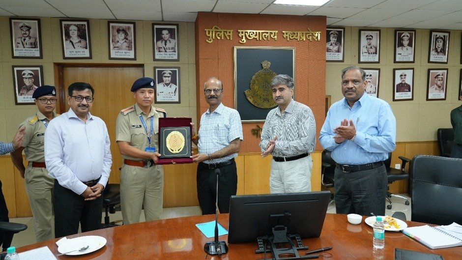 DGP_MP's tweet photo. संवेदनशील व्यवहार, तकनीक और जनसेवा—प्रभावी पुलिसिंग की आधारशिला...

North Eastern Police Academy के प्रशिक्षु पुलिस अधिकारियों ने PHQ में पुलिस महानिदेशक श्री कैलाश मकवाणा से भेंट कर मध्यप्रदेश पुलिस की कार्यप्रणाली एवं पुलिसिंग के विभिन्न आयामों पर मार्गदर्शन प्राप्त किया। https://t.co/v4kncikSz6