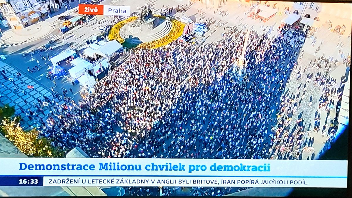 eursulin's tweet photo. na první fotce Staromák dnes, kdy podle odhadu médií dorazilo necelých 10 tisíc lidí, na druhé fotce Staromák z února, kdy tam podle Mináře bylo 90 tisíc lidí 😮 asi si tehdy stáli na hlavách ve více vrstvách 😁 https://t.co/k8BxUnJOF1