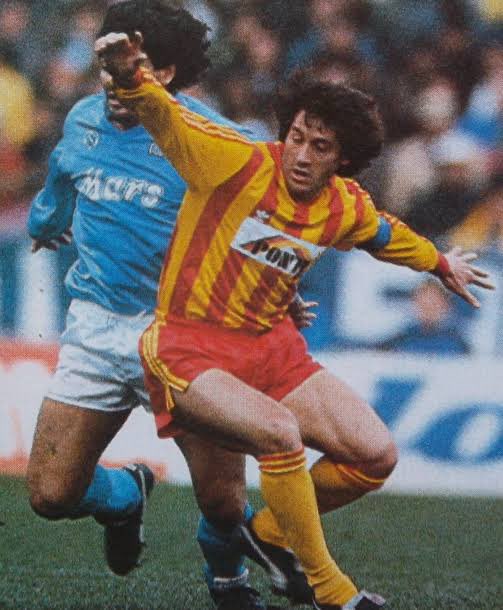 LecceArchive908's tweet photo. Diego Armando Maradona non ha mai segnato contro il Il Lecce, Maradona e quella statistica rimasta nella storia della Serie A in Serie A, rimanendo l'unica squadra affrontata in Italia a cui non ha mai fatto gol. #UsLecce #LecceArchive https://t.co/oipopceg6m