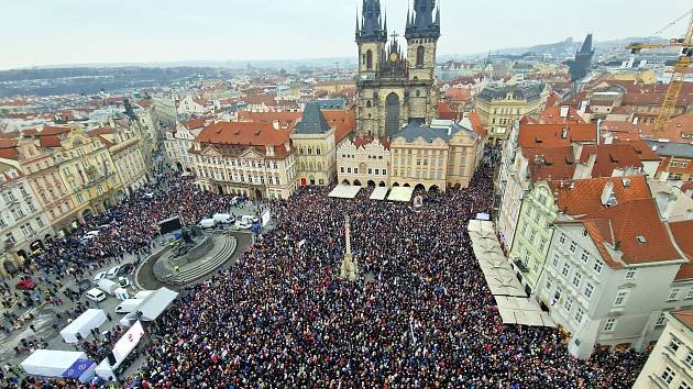 eursulin's tweet photo. na první fotce Staromák dnes, kdy podle odhadu médií dorazilo necelých 10 tisíc lidí, na druhé fotce Staromák z února, kdy tam podle Mináře bylo 90 tisíc lidí 😮 asi si tehdy stáli na hlavách ve více vrstvách 😁 https://t.co/k8BxUnJOF1