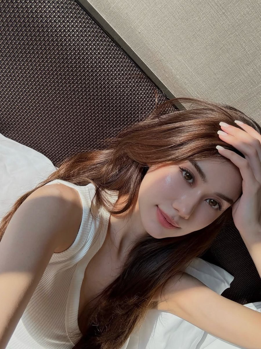 lauvemiu's tweet photo. right? look at her https://t.co/EPyj5IlPuW