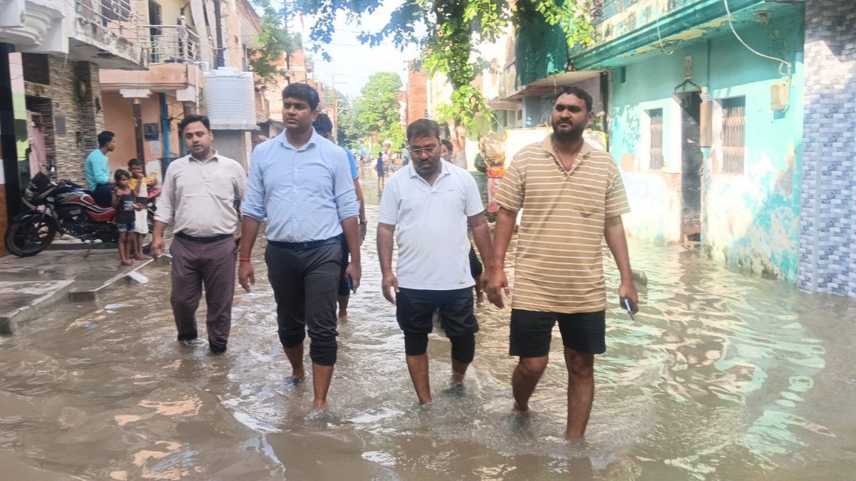 DMKanpur's tweet photo. वार्ड 9 रविदासपुरम की पार्षद द्वारा जलभराव की सूचना मिलते ही तहसीलदार को तत्काल मौके पर पहुंचकर निस्तारण सुनिश्चित कराने के निर्देश दिए गए। तहसीलदार द्वारा क्षेत्रीय नागरिकों के साथ प्रभावित क्षेत्रों का स्थलीय भ्रमण किया गया तथा जलभराव से प्रभावित घरों का निरीक्षण कर परिवारों को त्वरित आवश्यक सहायता व राहत प्रदान करने हेतु तेजी से कार्यवाही की जा रही है। आमजन की सुरक्षा व सुविधा प्रशासन की सर्वोच्च प्राथमिकता है। @CMOfficeUP
@InfoDeptUP @ChiefSecyUP @MSTawarIAS