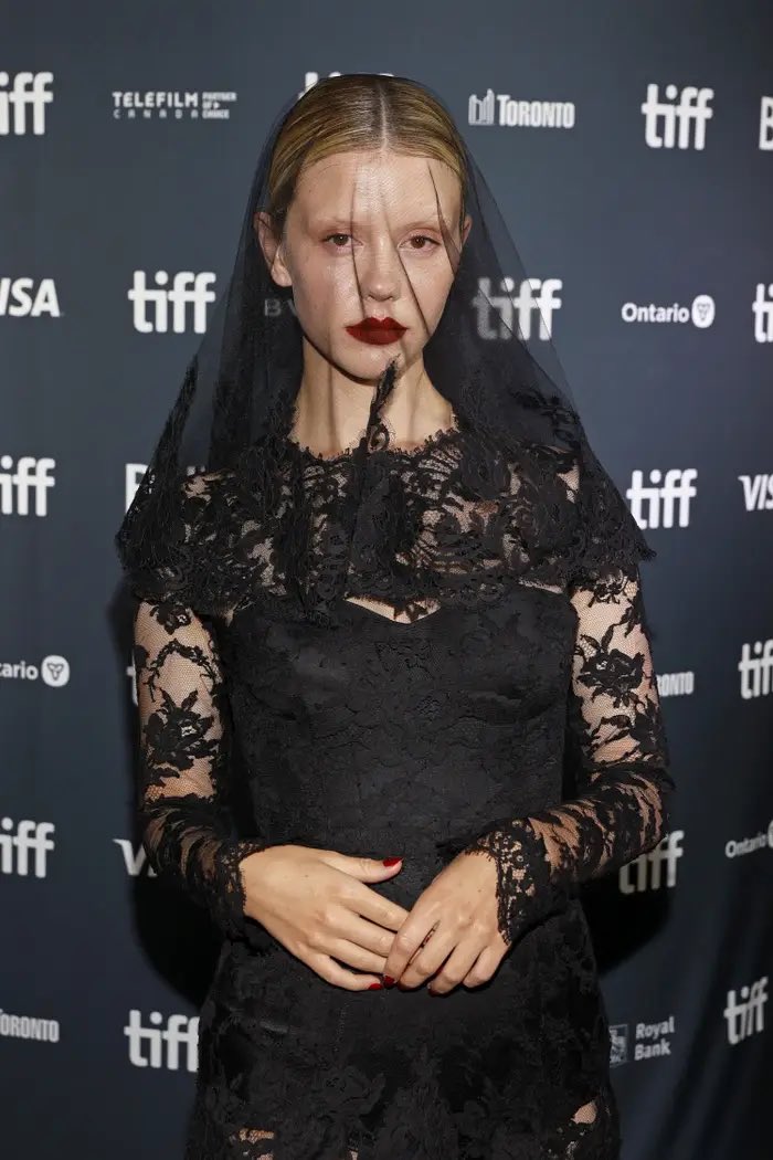 erenfromtargets's tweet photo. i love women who refuse the male gaze https://t.co/NXGhou0O94