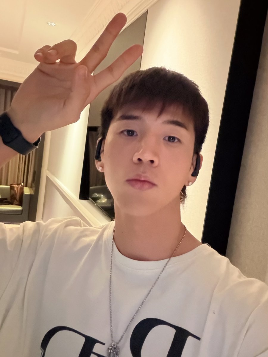 4SominAndBM's tweet photo. [🫧] 260928 05:32 SGT 🇸🇬 
♣️:

"Morning run let's go :)" https://t.co/O8F8IKQAv5